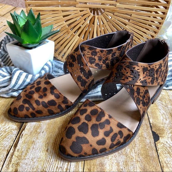 New! Leopard Criss Cross Flats with Zipper - Picture 4 of 8